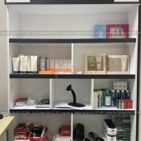 Thi công kệ trưng bày mỹ phẩm anh Thịnh